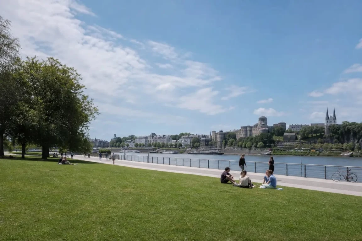 esplanade cœur-de-maine à Angers, vue large de la pelouse et de la promenade au bord de la Maine