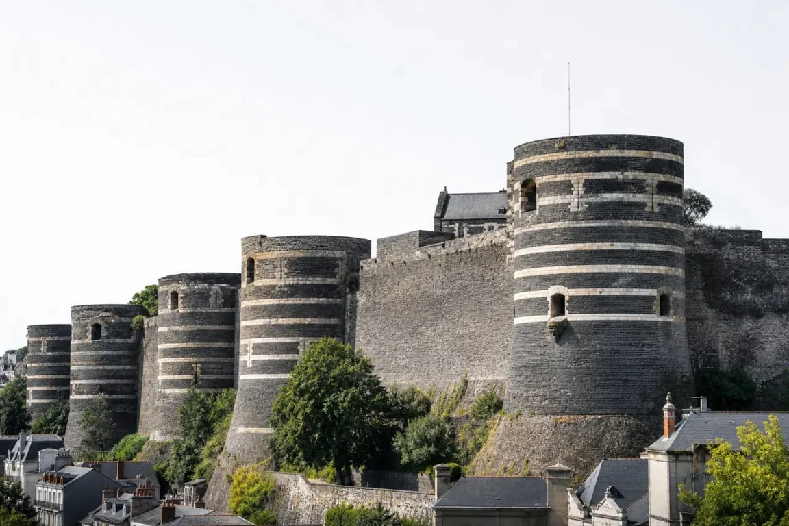 Le kasteel van Angers, forteresse médiévale emblématique au cœur d’Angers
