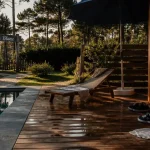 Le maine blanc : piscine et terrasse près du bois