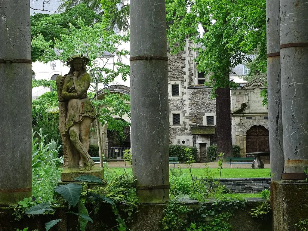 Photo de contexte : jardins du musée Jean-Lurçat, dans le secteur de la rue Larrey. La photographie présente le quartier.