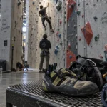 Climb Up Angers, salle d’escalade indoor : cordes, tapis et grimpeur