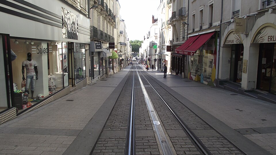 La rue de la Roë à Angers et les rails du tramway
