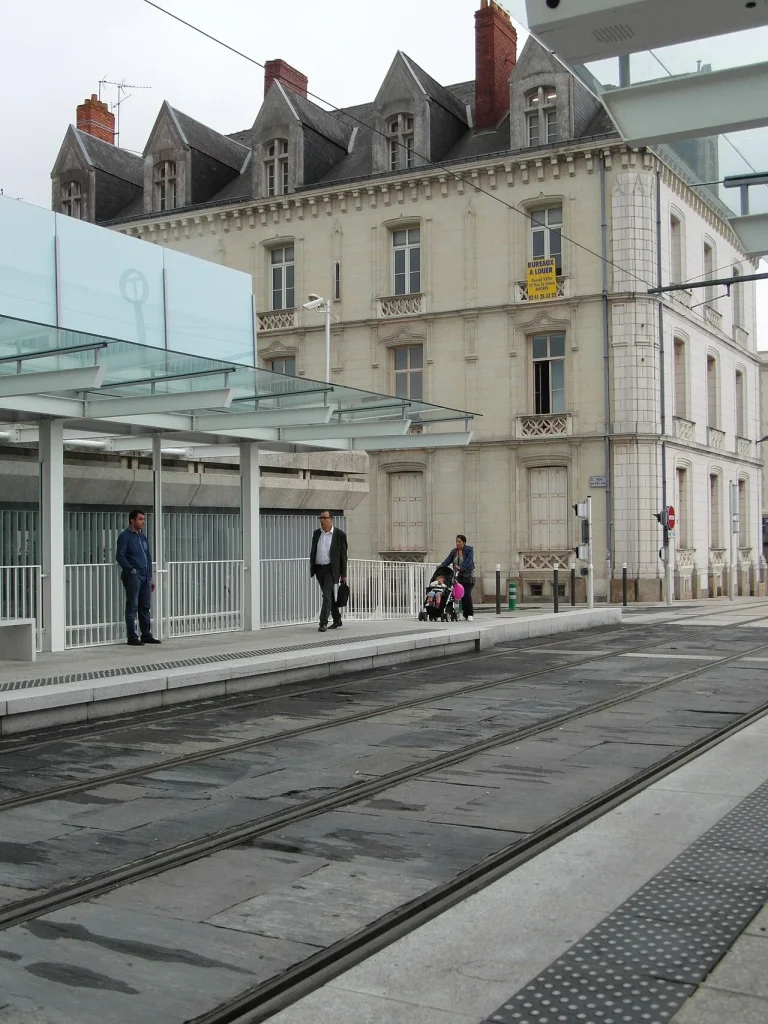 Photo de contexte : le secteur de la gare Saint-Laud, au nord du jardin d’Eblé.