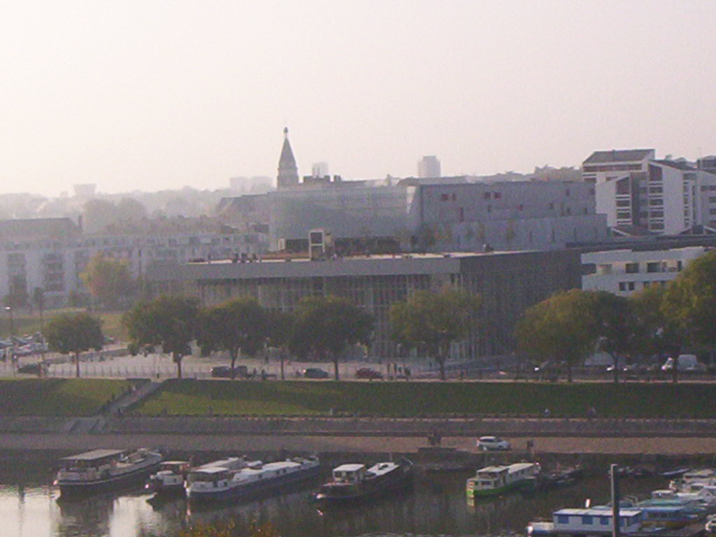 Le théâtre Le Quai à Angers vu depuis la rive opposée de la Maine