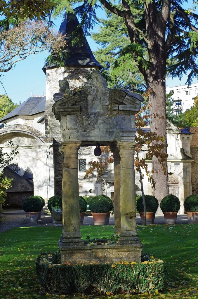 Photo de contexte : puits du jardin de l’ancien hôpital Saint-Jean, boulevard Arago à Angers.
