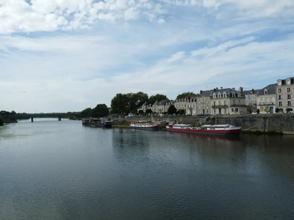 La Maine, des bateaux et les façades du quai des Carmes à Angers