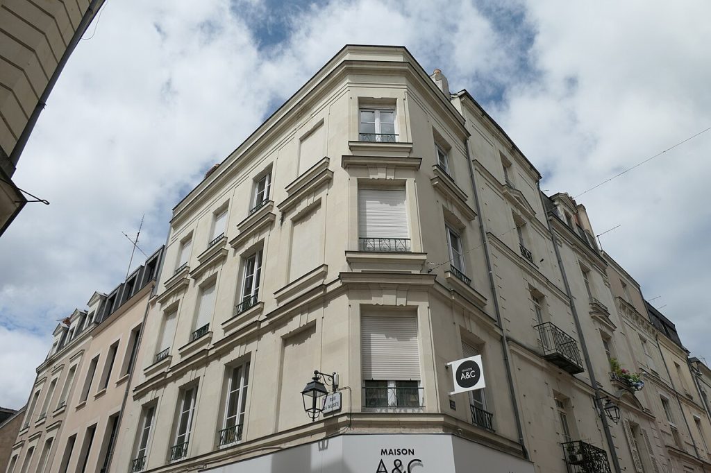 Le bâtiment du 22 rue Saint-Aubin : contexte de la rue, distinct de la boutique Damien Vétault au numéro 3.