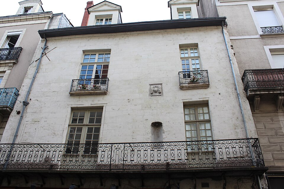 Façade en pierre et balcons de fer forgé du 16 rue Beaurepaire à Angers